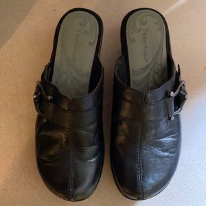 Bare Traps Clogs